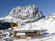 Monte Langkofel - Sassolungo e a capela em Groedner Joch - Passo Gardena nas Dolomitas do Tirol do Sul - Alto Adige. As Dolomitas são listadas como Patrimônio Mundial da UNESCO. europa, Europa Central, itália , — Fotografia de Stock