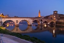 Ponte de pedra, Paisagem noturna, Verona, Vêneto, Itália, Europa — Fotografia de Stock