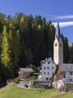 Wengen - La Valle, fazendas tradicionais de montanha agrupadas em aldeias chamadas Viles im Gader Valley - Val Badia nas Dolomitas do Tirol do Sul - Alto Adige. europa, Europa Central, itália, outubro — Fotografia de Stock