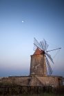 Moinho de vento, salinas, Trapani, Sicília, Itália, Europa — Fotografia de Stock