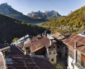 Blick auf das zahme Gebirge in den Dolomiten. Dorf fornsesighe, ein Beispiel der lokalen und ursprünglichen alpinen Architektur des Veneto in den Dolomiten, ein UNESCO-Weltkulturerbe. europa, mitteleuropa, italien — Stockfoto