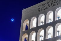 Palazzo della civilta italiana Palast oder quadratisches Kolosseum in der Abenddämmerung, eur, rom, lazio, italien, europa — Stockfoto