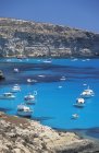 Acantilado, bahía de Tabaccara, isla de Lampedusa, Sicilia, Italia - foto de stock