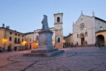Dorf, st. benedict square, norcia, umbrien, italien, europa — Stockfoto