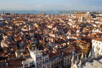 Paysage urbain et vue sur la lagune depuis le clocher de San Marco, Venise, Vénétie, Italie, Europe — Photo de stock