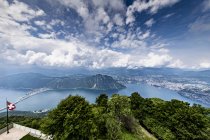 Vista panorámica desde Vetta Sighignola, el balcón de Italia, sobre el lago Lugano y Lugano, Ticino, Suiza - foto de stock
