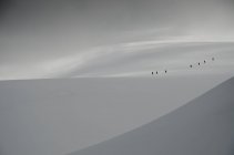Alpinistas en un glaciar, macizo de Monte Rosa, Valle de Aosta, Italia, Europa - foto de stock