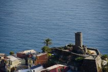 Torre del castillo del paisaje urbano de Doria y Vernazza, Liguria, Italia, Europa , - foto de stock