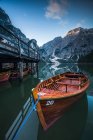 Barco flutuando no Lago di Braies, Pragser Wildsee, Dolomites, Tirol do Sul, Itália — Fotografia de Stock