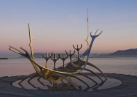 Islândia, Reykjavik, Solfar (Sun Voyager), icónica escultura moderna em aço inoxidável representando um barco viking de Jon Gunnar Arnason — Fotografia de Stock