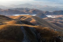 Una vista desde el pico alto de la montaña cerca del Rifugio Duca degli Abruzzi, 2388m en Campo Imperatore, Abruzzo, Italia - foto de stock