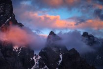Pico Sass Maor rodeado de nubes, Pale di San Martino, Dolomitas, Trentino Alto Adigio, Italia - foto de stock