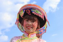 Китайка в традиційному одязі Мяо під час фестивалю Heqing Qifeng Pear Flower, Китай. — стокове фото