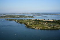 Vista de Vignole y Sant 'Erasmo isla y Treporti Cavallino en el fondo desde el helicóptero, Laguna de Venecia, Italia, Europa - foto de stock
