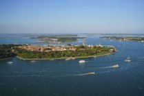 Vista de la isla de Sant 'Elena desde el helicóptero, Laguna de Venecia, Italia, Europa - foto de stock