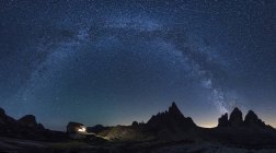Tre Cime di Lavaredo, Drei Zinnen, Milky Way 's arch over Tre cime di Lavaredo, Dolomites, eastern Alps, Trentino-Alto Adige, Italy — стоковое фото