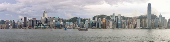 Остров Гонконг от Коулуна до заката, Китай — стоковое фото