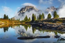 Tofana di rozes spiegelt sich in den alpinen See Kalkstein, falzarego Pass, Dolomiten, Venetien, Italien — Stockfoto