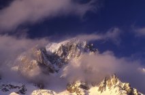 Salida del sol en Grandes Jorasses, grupo Monte Bianco, Valle de Aosta, Italia - foto de stock