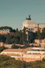 Uma vista de Roma a partir da colina Aventino, Jardim Laranja e Altare della Patria monumento, Roma, Itália — Fotografia de Stock