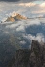 Pale di San Lucano, o cume verde de Vanediei como visto de Campo Boaro em um dia de verão de nuvens e sol, Agordino, Dolomites, Veneto, Itália — Fotografia de Stock