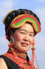 Mujer china vestida con ropa tradicional Miao durante el festival Heqing Qifeng Pear Flower, China. - foto de stock