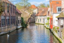 Casas y canales, Brujas, Bélgica, Europa - foto de stock