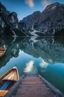 Escaleras al Lago di Braies, Pragser Wildsee, Dolomitas, Tirol del Sur, Italia - foto de stock