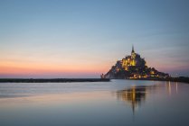 Pôr do sol entre o litoral, Mont Saint Michel, Patrimônio Mundial da UNESCO, Mancha, Basse Normandia, França, Europa — Fotografia de Stock