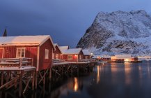 Casas típicas dos pescadores da vila piscatória de Reine, ilhas Lofoten, Ártico, Noruega, Escandinávia, Europa — Fotografia de Stock