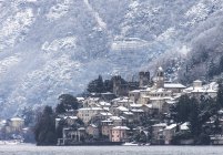 Снежный и зимний пейзаж, Corenno Plinio является частью муниципалитета Дерибасси, озеро Комо, Ломбардия, Италия, Европа — стоковое фото