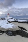 Le crépuscule bleu arctique sur le phare entouré de neige et de sable glacé Eggum Vestvagoy Island, Lofoten Islands, Norvège, Europe — Photo de stock