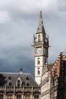 Vue depuis les canaux en après-midi sur les vieux bâtiments, Gent, Belgique, Europe — Photo de stock