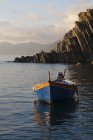 Bateau dans la mer, Riomaggiore, Cinque Terre, Italie, bateau — Photo de stock