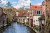 Casas y canales, Brujas, Bélgica, Europa - foto de stock