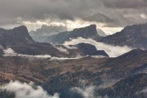 Il passo di Giau visto dal Col di Lana con Nuvolau e Ra Gusela, Croda da Lago, Lastoni di Formin e Cernera, Dolomiti, Veneto, Italia — Foto stock
