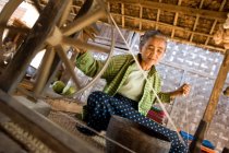 Old lady spinning  a woolen thread, Phwaso Village, Bagan, Myanmar, Burma, Southeast Asia — Stock Photo