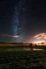 Sternenklare Nacht über dem See der Prärie, non Valley, trentino-alto adige, italien — Stockfoto