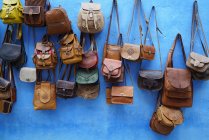Tienda de bolsos tradicionales marroquíes, Kasbah, Chefchaouen, la perla azul, pueblo al noreste de Marruecos, norte de África, África - foto de stock