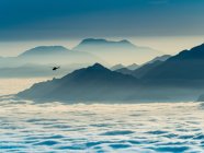Helikopter über dem Nebel über dem Tal der Laghi von Bondone, Trentino, Italien, Europa — Stockfoto