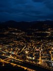 Vista nocturna de la ciudad de Trento y la plaza del Duomo desde el mirador de Cerdeña de Cerdeña, Trentino, Italia, Europa - foto de stock