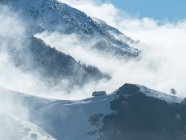 Chalet dans la neige après une chute de neige, montagne Bondone, Trentin, Italie, Europe — Photo de stock