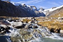 The valley Maurer Tal in the national park Hohen Tauern with a view of the glacier Maurer Kees and the crossing Maurer Toerl. The glacier Maurer Kees is retreating rapidly, the crossing Maurer Toerl has already lost its ice cover. During the little I — Stock Photo