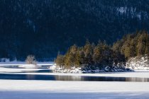 Lago Eibsee durante l'inverno con la catena montuosa di Wetterstein come sfondo vicino a Garmisch-Partenkirchen nella terra Werdenfelser (regione werdenfels), Baviera, Germania, Europa — Foto stock
