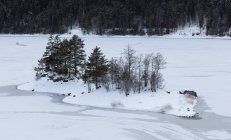 Lago Eibsee durante o inverno com a cordilheira de Wetterstein como pano de fundo perto de Garmisch-Partenkirchen na Terra de Werdenfelser (região de werdenfels), Baviera, Alemanha, Europa — Fotografia de Stock