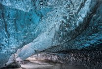 Ледниковая пещера в леднике Брейдамеркурджоукалл в национальном парке Ватнайокалл. Ледяная пещера, северный берег, ледяной покров, февраль — стоковое фото
