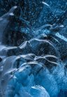 Ледниковая пещера в леднике Брейдамеркурджокулл в Национальном парке Ватнаджокулл. Искра, северные районы, ледяной дождь, февраль — стоковое фото