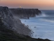 Cabo de Sao Vincente (Cap Saint Vincent) avec son phare sur la côte rocheuse de l'Algarve au Portugal. Europe, Europe du Sud, Portugal, mars — Photo de stock