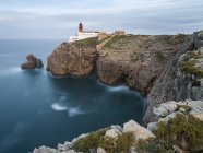 Cabo de Sao Vincente com o seu farol na costa rochosa do Algarve em Portugal. Europa, Sul da Europa, Portugal, Março — Fotografia de Stock