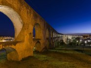 Aqueduto da Amoreira, l'acquedotto risalente al XVI e XVII secolo. Elvas nell'Alentejo vicino al confine spagnolo. Elvas è elencato come patrimonio mondiale dell'UNESCO. Europa, Europa meridionale, Portogallo, marzo — Foto stock